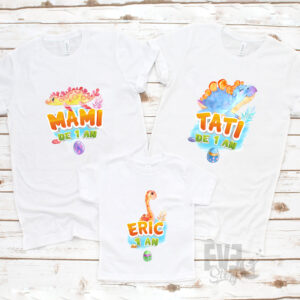 Set de 3 tricouri albe, 2 tricouri pentru adulti si 1 tricou pentru copii, cu imprimeu cu Dinozauri, personalizate cu mesaj