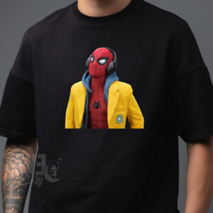 Tricou Spiderman pentru adulti, culoare neagra, maneca scurta, cu imprimeu cu Spiderman ascultand muzica la casti