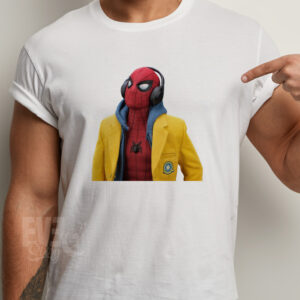 Tricou Spiderman pentru adulti, culoare alba, maneca scurta, cu imprimeu cu Spiderman avand casti pe cap