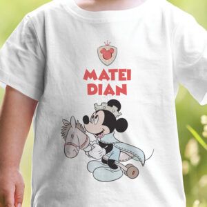 Tricou alb pentru copii, cu personajul Mickey Mouse imbracat in print si calare pe un cal, personalizat cu nume