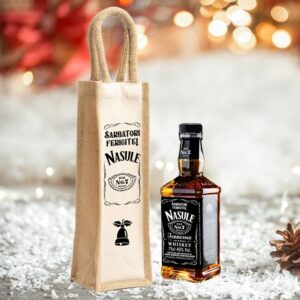 Set de cadou pentru nasi de Craciun, format din sticla de Whisky Jack Daniels si Sacosă din iută personalizate.