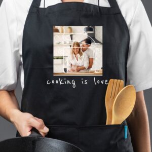 Şorţ negru personalizat de bucătărie personalizat cu poza si text, cu imprimeu "Cooking is love"