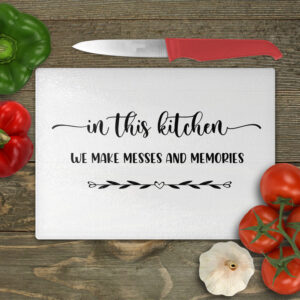 Tocator personalizat de bucatarie, cu textul "In this kitchen we make messes and memories"