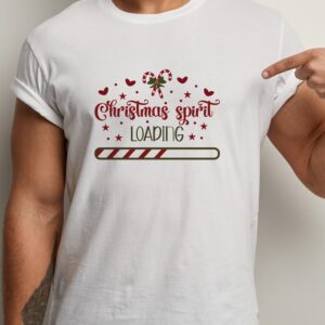 Tricou amuzant pentru Craciun cu imprimeu "Christmas Spirit Loading", culoare alb, Unisex, Regular Fit, Bumbac 100%, rezistent la spălări