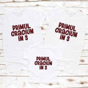 Set de tricouri Craciun Familie cu text in carouri, Primul Craciun in 3, culoare alb, bumbac 100%, regular fit, rezistente la spălări