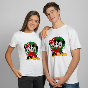 Tricouri pentru cupluri, culoare alba, unisex, regular fit, cu imprimeu cu Mickey si Minnie intr-o coroana de Craciun