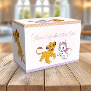 Cutie plicuri de bani pentru gemeni cu Regele Leu şi Pisica Marie, 33x23x23cm, carton fotografic 300g/m²
