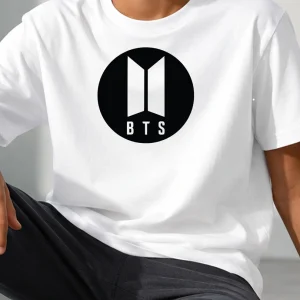 Tricou alb BTS din bumbac cu logo negru imprimat pe piept