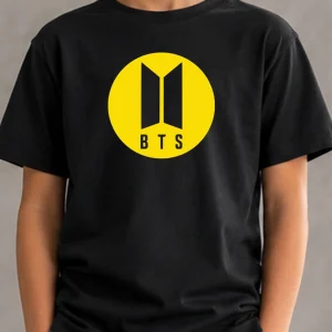 Tricou negru BTS din bumbac cu logo galben imprimat pe piept