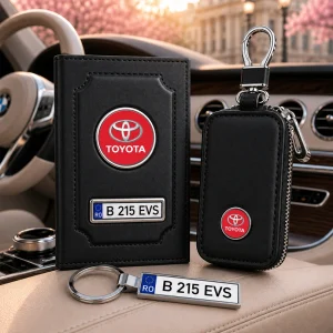 Portofel Toyota personalizat cu logo Toyota și număr de înmatriculare, împreună cu husă pentru cheia auto și breloc personalizat
