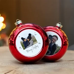 Glob de brad personalizat cu o poză pentru Crăciun, formă rotundă, culoare roşie, 6x6cm