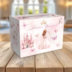 Cutie pentru plicuri de bani cu fluturi, prinţesă, castel, cal şi caleaşcă, culoare roz, realizată din carton fotografic 300g, cu dimensiunea de 33x23x23cm