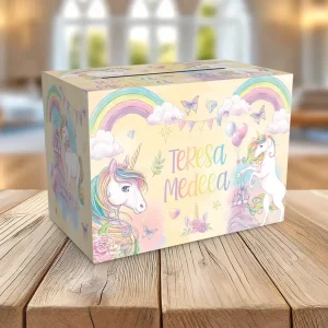 Cutie pentru plicuri de bani pentru botez cu Unicorn Curcubeu, fundal crem, carton fotografic 300g, dimensiuni 33x23x23cm
