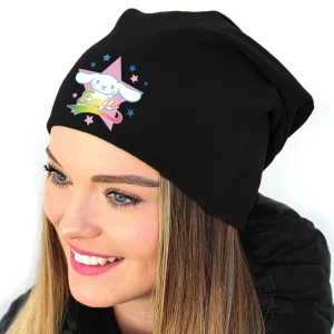 Căciulă Cinnamoroll neagră din bumbac, personalizată cu nume, decorată cu stele colorate și design kawaii.