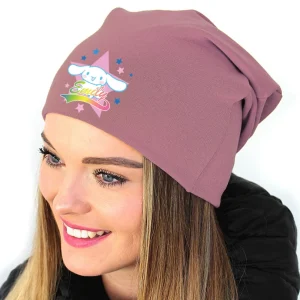 Căciulă Cinnamoroll roz din bumbac, personalizată cu nume, decorată cu stele colorate și design kawaii.