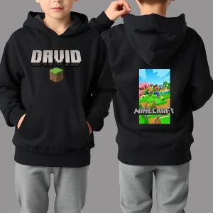Băiat purtând hanorac negru Minecraft pentru copii, personalizat cu nume în față și grafică colorată pe spate
