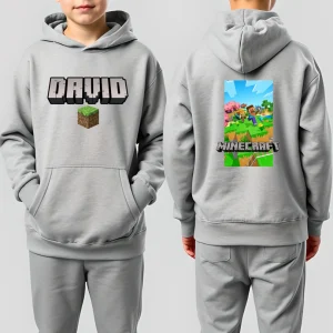 Băiat purtând hanorac gri Minecraft pentru copii, personalizat cu nume în față și grafică colorată pe spate