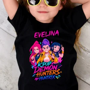Tricou de culoare negru, personalizat cu nume, personajele şi textul Kpop Demon Hunters Huntrix