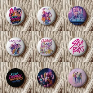 Insigne Huntrix Saja Red Demon Hunters, diametru 7,5 cm, ambalată individual