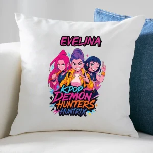 Pernă personalizată Huntrix Kpop Demon Hunters pentru copii, cu nume imprimat și design colorat, dimensiune 40x40cm.
