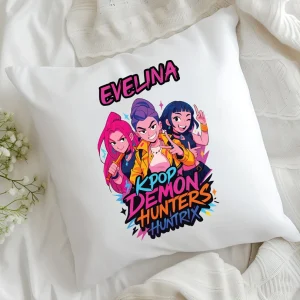 Pernă personalizată Huntrix Kpop Demon Hunters pentru copii, cu nume imprimat și design colorat, dimensiune 40x40cm.