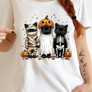 Tricou Halloween Cats alb cu trei pisici în costume de Halloween – mumie, fantomă și schelet, imprimat color