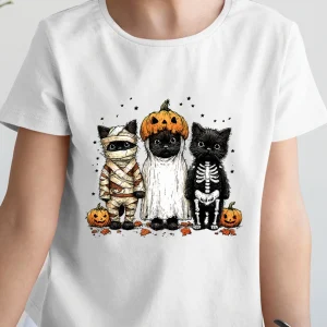Tricou Halloween Cats alb cu trei pisici în costume de Halloween – mumie, fantomă și schelet, imprimat color