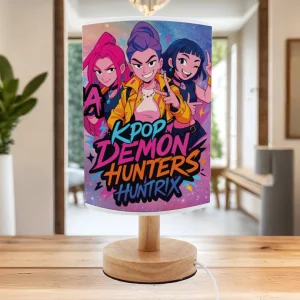 Lampă Huntrix personalizată cu nume, design Demon Hunters, cu LED și bază din lemn natural.