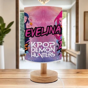 Lampă Huntrix personalizată cu nume, design Demon Hunters, cu LED și bază din lemn natural.