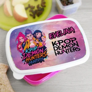 Lunchbox Huntrix Demon Hunters personalizat cu nume pentru copii, dimensiune 19x13 cm, din plastic sigur pentru alimente.
