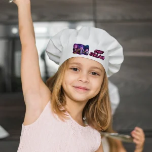 Fetiță purtând bonetă de bucătar Huntrix personalizată cu nume