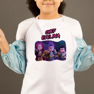 Copil purtând șorț de bucătărie alb, personalizat cu personajele Huntrix și nume