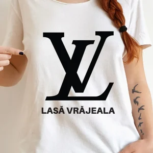 Tricou Lasă Vrăjeala din bumbac 100%, regular fit, cu imprimeu modern și mesaj clar, disponibil în negru și alb.