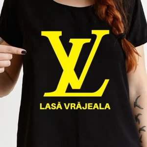 Tricou Lasă Vrăjeala din bumbac 100%, regular fit, cu imprimeu modern și mesaj clar, disponibil în negru și alb.