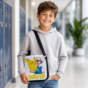 Geantă Pokemon Pikachu personalizată cu numele copilului, închidere fermoar, curea neagră reglabilă, imprimeu colorat Pikachu și Ash