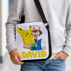 Geantă Pokemon Pikachu personalizată cu numele copilului, închidere fermoar, curea neagră reglabilă, imprimeu colorat Pikachu și Ash