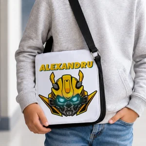 Copil purtând geantă Transformers personalizată cu nume