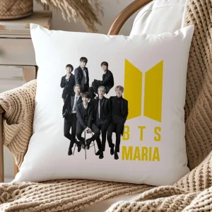 Pernă BTS personalizată cu nume şi design K-Pop pe fundal alb