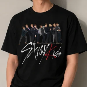 Tricou cu Stray Kids pe fundal negru cu imprimeu K-pop modern