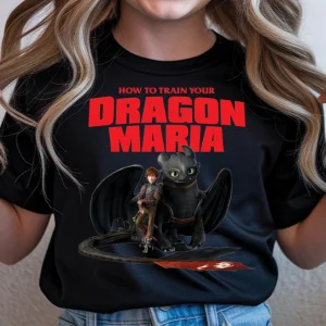 Tricou negru How To Train Your Dragon personalizat cu numele Maria, cu Toothless și Hiccup imprimați pe față