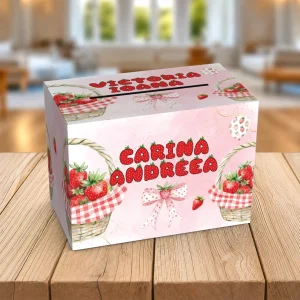 Cutie cu Căpşunica pentru plicuri de bani botez, personalizată cu nume și text, din carton fotografic, dimensiune 33×23×23 cm.