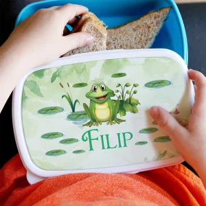 Copil folosind o caserolă cu broscuţă personalizată cu nume pentru gustarea de la şcoală