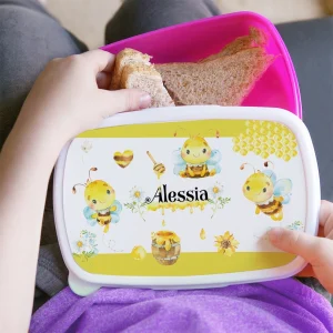 Copil folosind o caserolă cu Albinuţă personalizată cu nume pentru gustarea de la școală