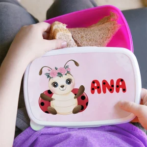 Copil folosind o caserolă cu Buburuză personalizată cu nume pentru gustarea de la școală