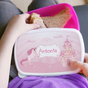 Copil folosind o caserolă cu Unicorn şi Castel personalizată pentru gustarea de la școală