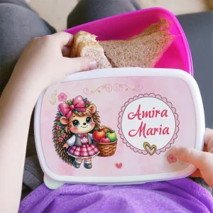 Copil folosind un lunch box cu Arici personalizat cu nume pentru gustarea de la școală