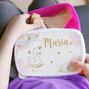 Copil folosind un lunchbox cu Lebădă personalizat cu nume pentru gustarea de la școală