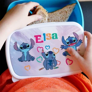 Copil folosind un lunchbox Stitch personalizat cu nume pentru pachetul de școală