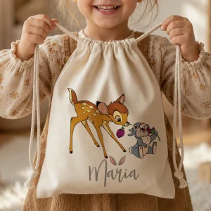 Copil ținând un sac de grădiniţă cu Bambi şi Bocănilă, personalizat cu nume